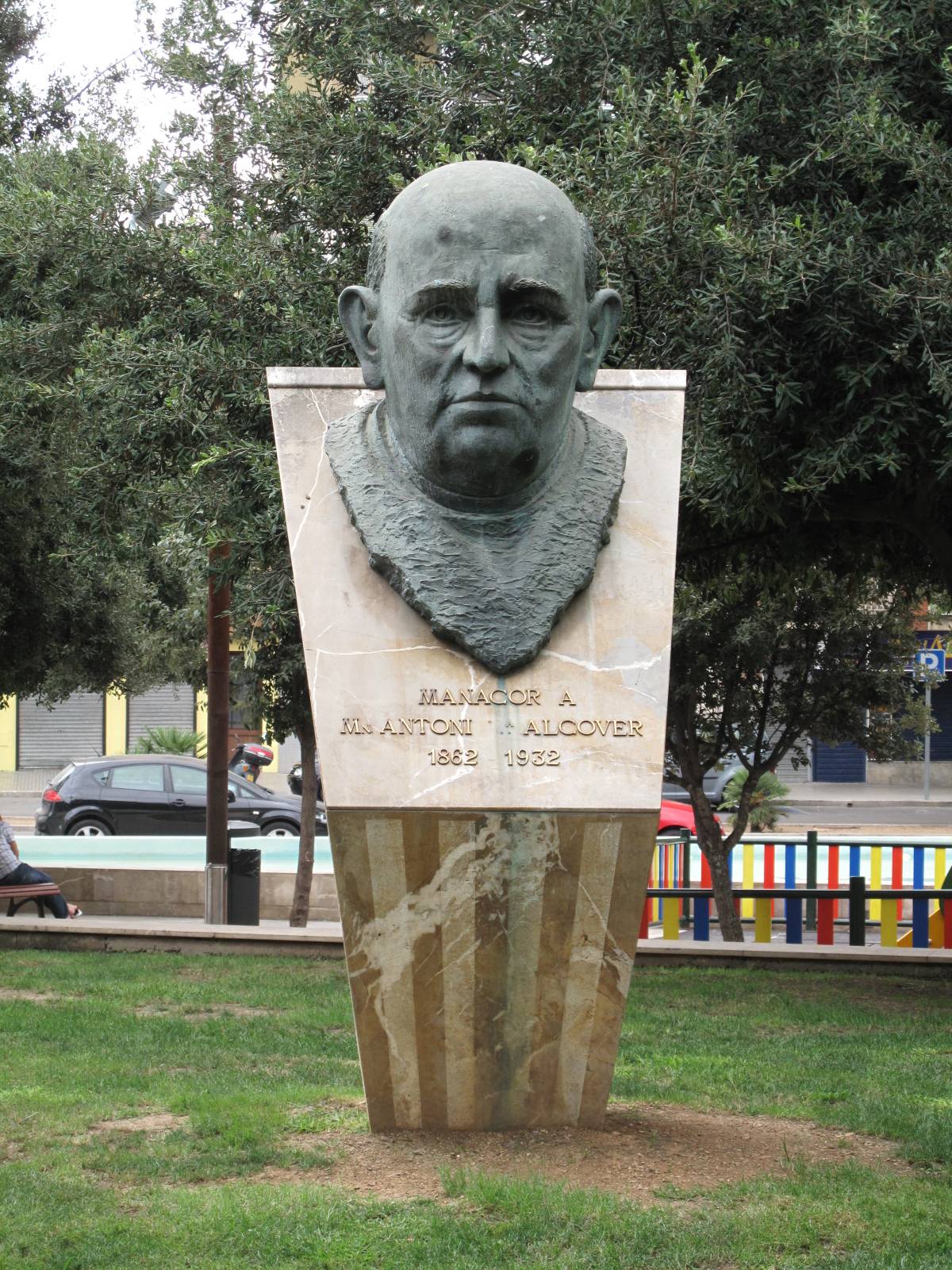  Monument a Mn. Alcover a la seva vila natal de Manacor