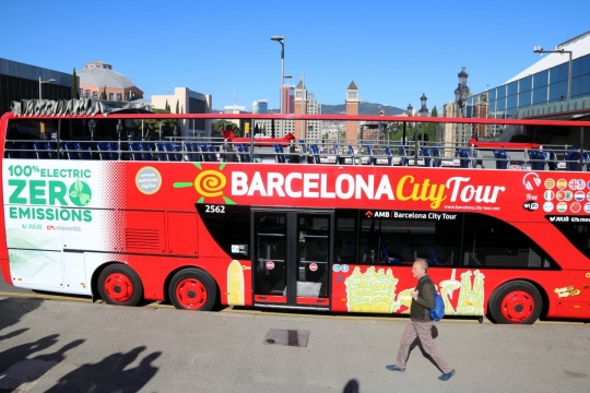 Un bus turístic s'incendia a la Diagonal de Barcelona