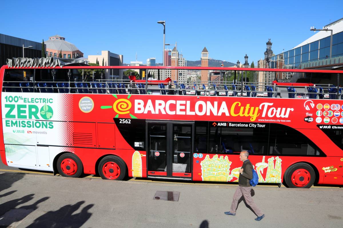 Un bus turístic s'incendia a la Diagonal de Barcelona