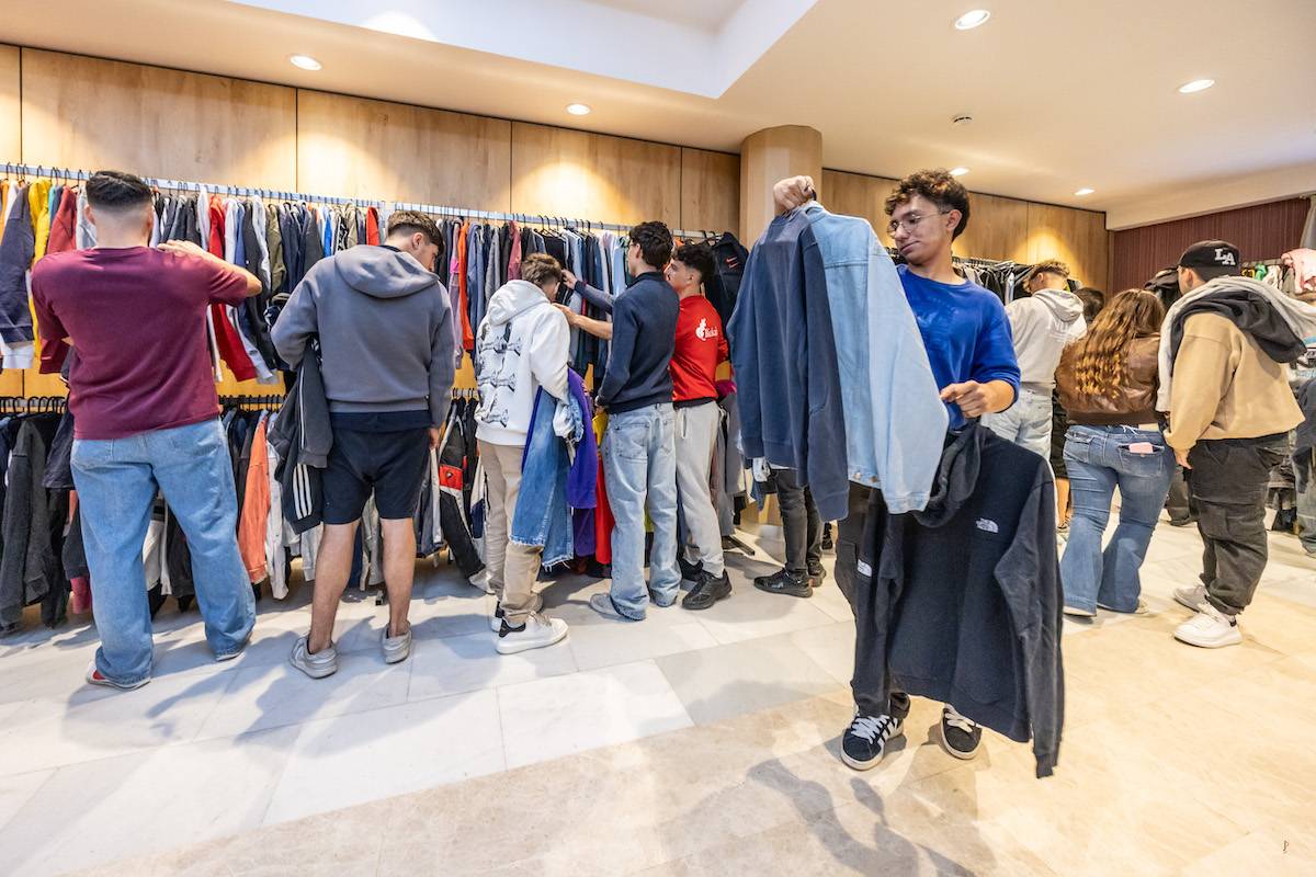 FOTOS | Llargues cues per accedir a la venda de roba de marca a 10 euros