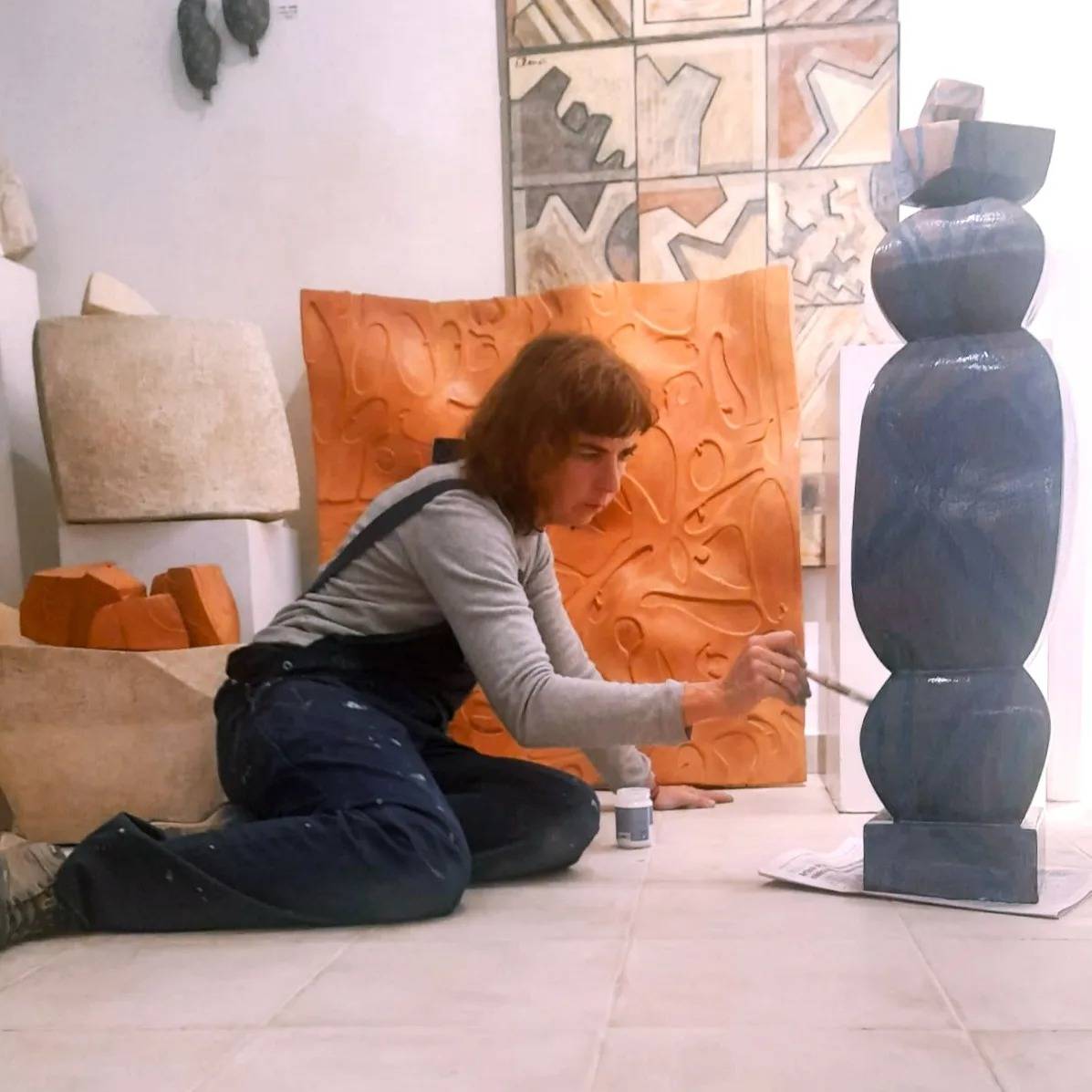Ester Ramón (Terrassa, 1966), treballant al seu taller - 