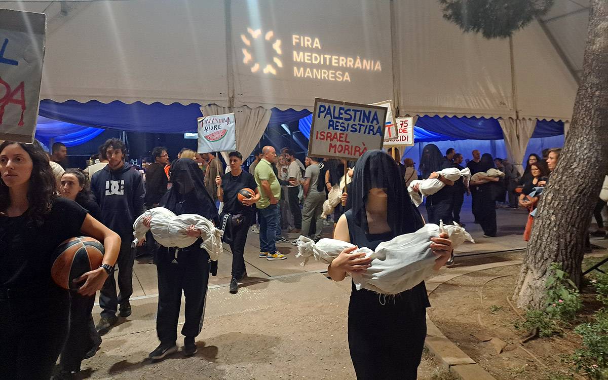 El boicot del Baxi Manresa - Hapoel Jerusalem també fa una performance itinerant durant la Mediterrània
