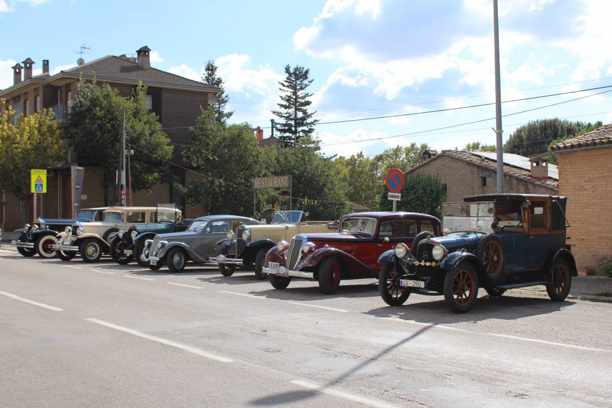 Imatges: Una dotzena de vehicles històrics fan parada a Solsona 
