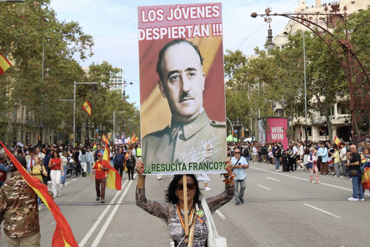 Unes 3.700 persones es manifesten el 12-O a Barcelona contra Sánchez i l'independentisme