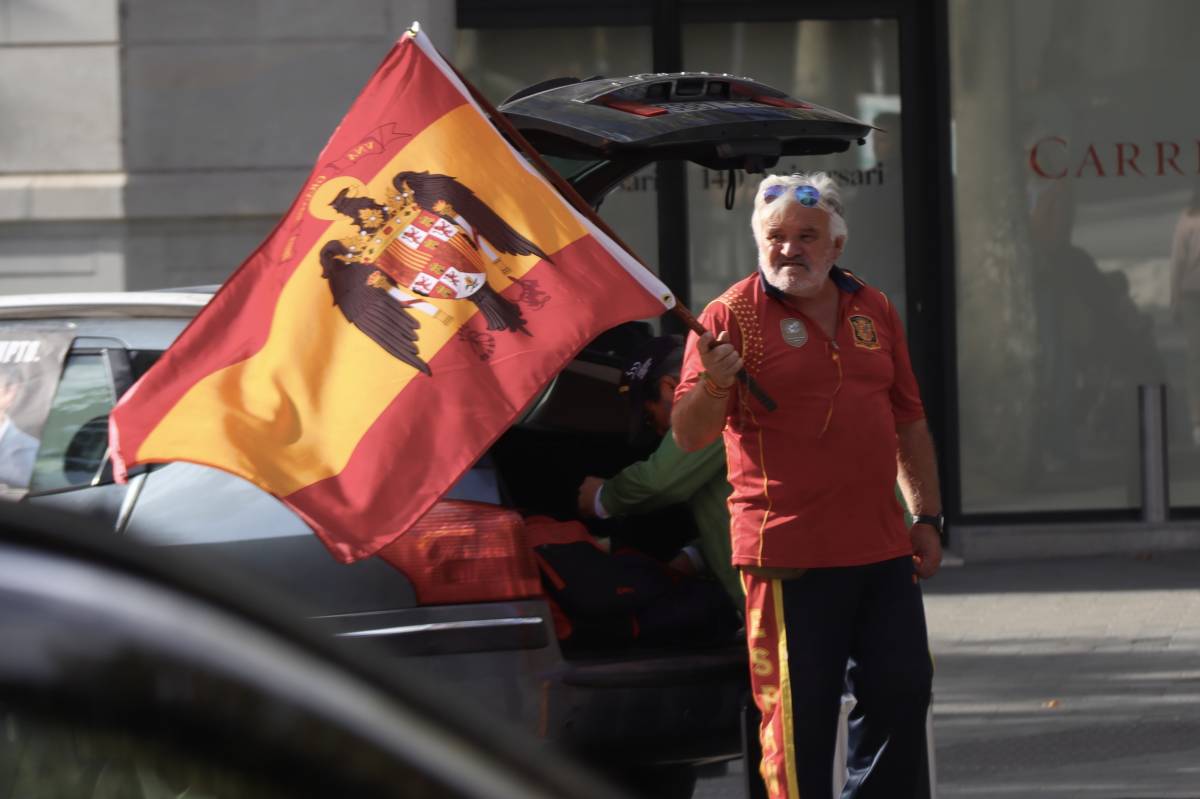 Bandera franquista a la manifestació pel 12-O a Barcelona - ACN / Nico Tomás