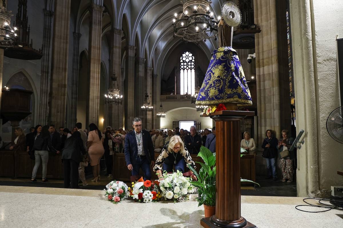 FOTOS | Entitats culturals celebren el 12 d'octubre amb una ofrena i missa a Sant Fèlix