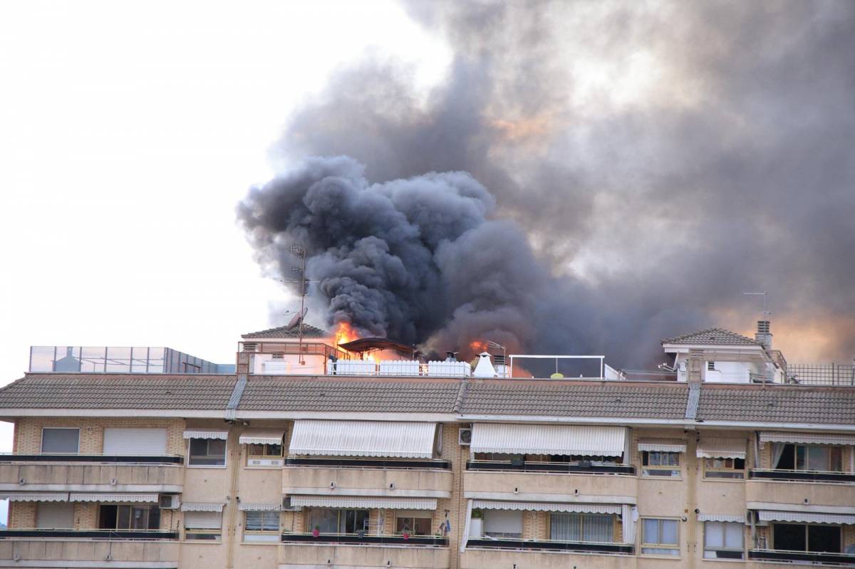 FOTOS | Un incendi crema la terrassa d'un pis a Can Rull