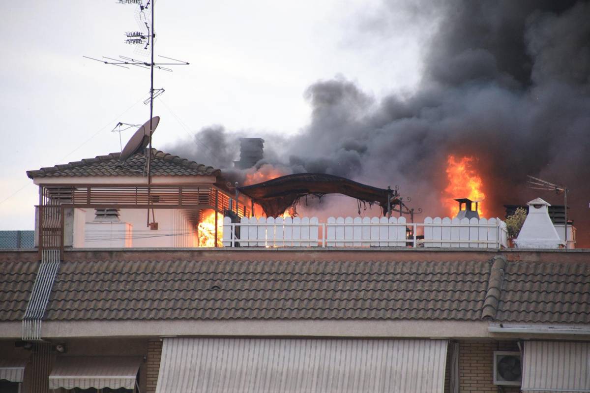 FOTOS | Un incendi crema la terrassa d'un pis a Can Rull