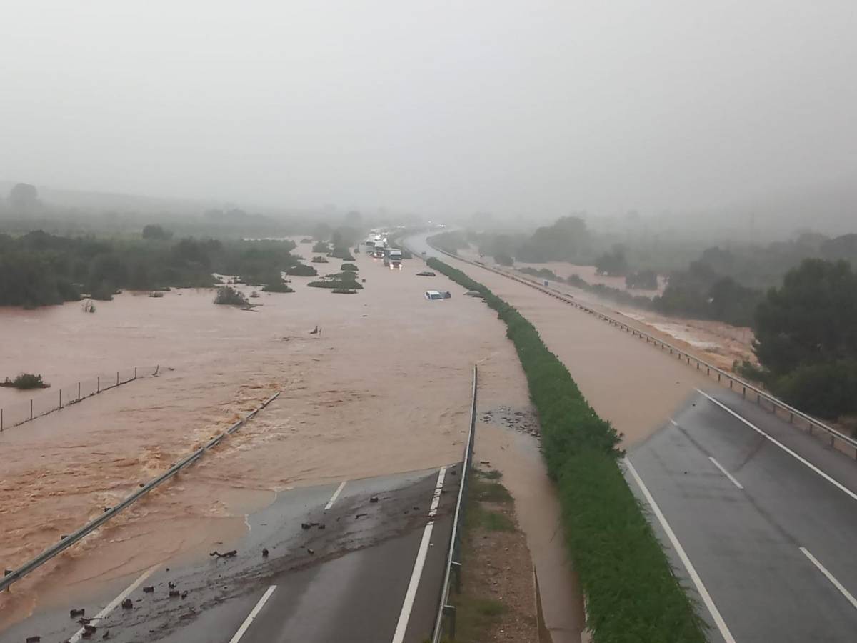 Les pluges torrencials posen en alerta el Montsià i obliguen a tallar l’AP-7