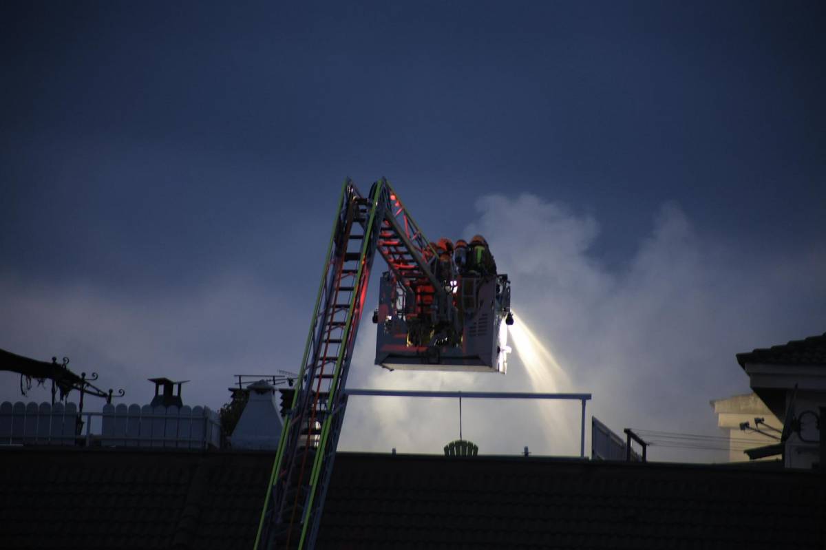 Bombers remullant la terrassa de l`incendi de Can Rull