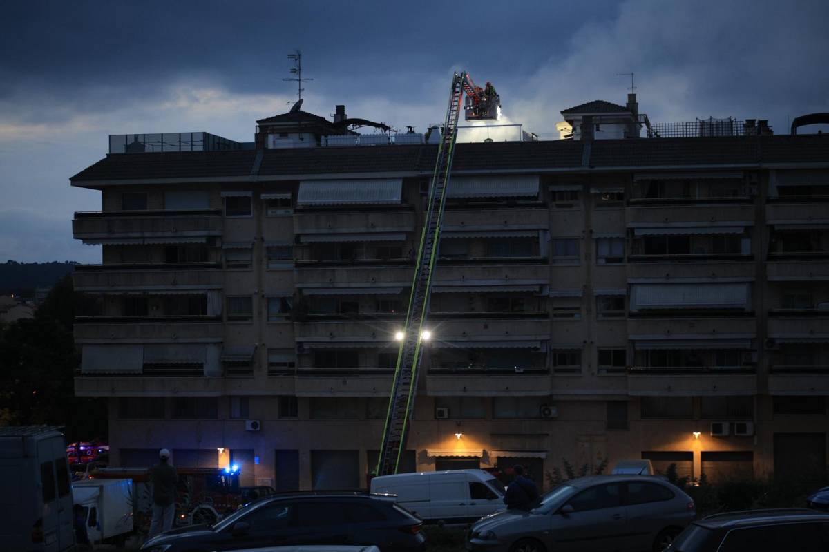Bombers remullant la terrassa de l`incendi de Can Rull
