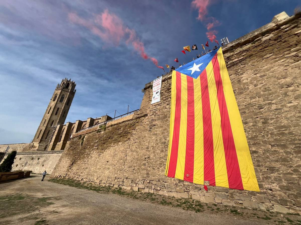 Despleguen una estelada gegant a la Seu Vella en rebuig a la celebració del 12 d'octubre