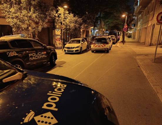 Macrooperatiu nocturn contra dos bars amb 40 identificats, tres denúncies per drogues i una per arma blanca