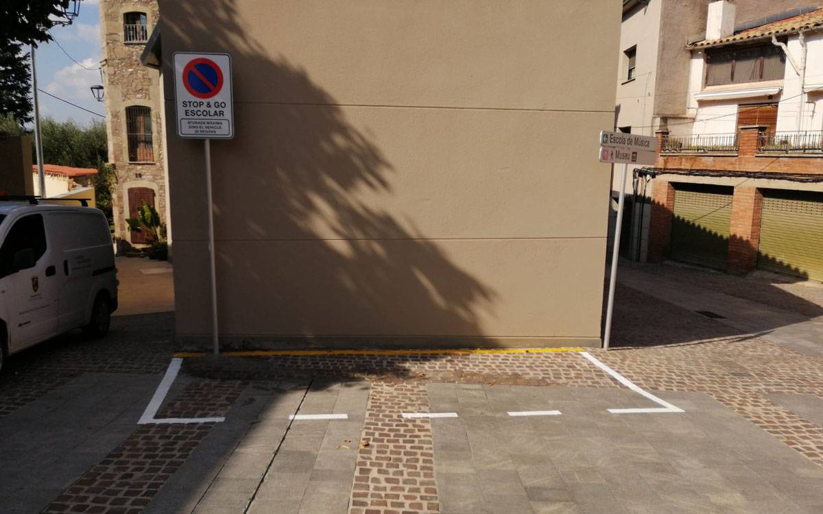 Sant Fruitós crea una zona «stop and go» davant l'Escola de Música per facilitar la mobilitat escolar