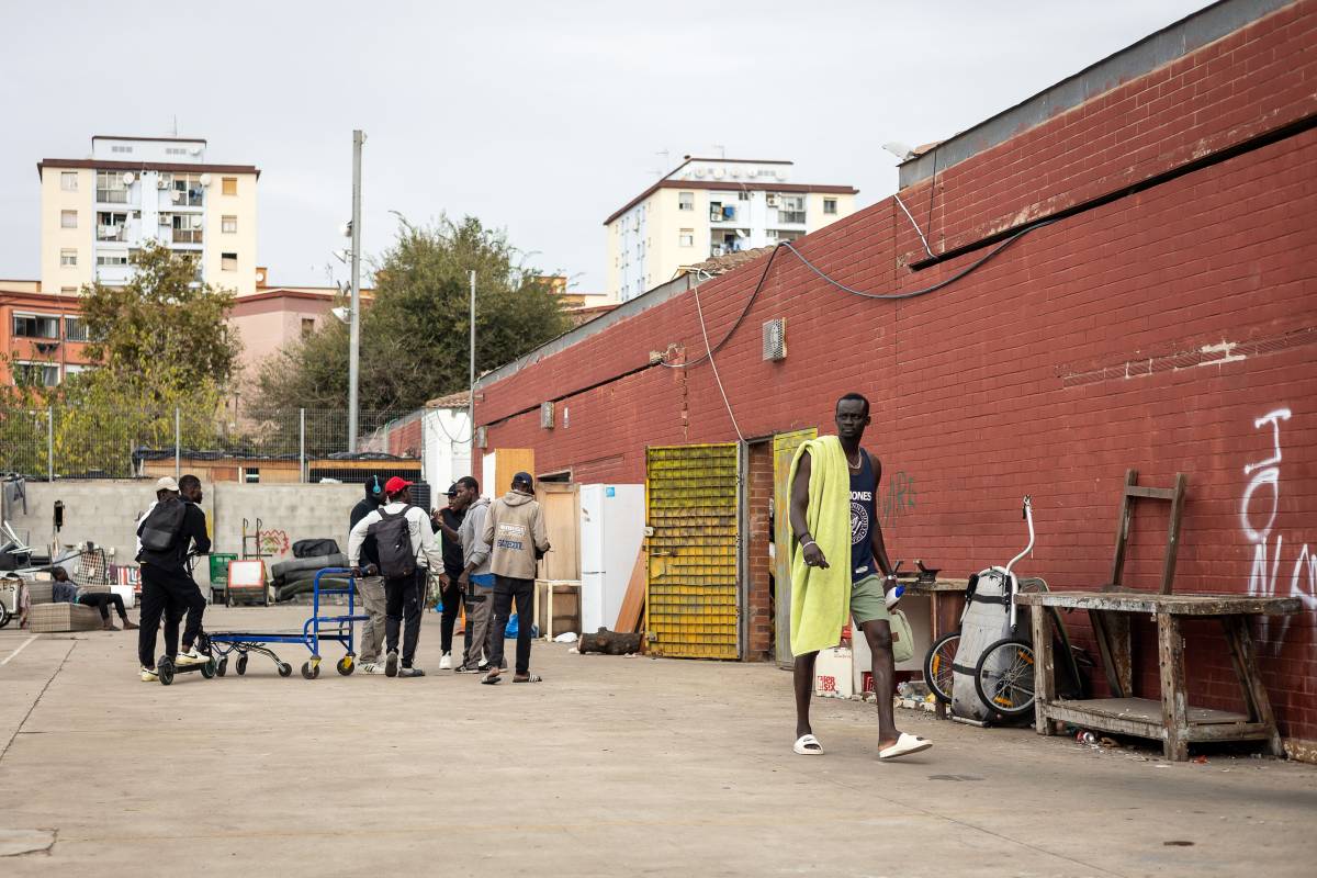 Sindicat d`Habitatge de Badalona Plataforma Badalona Acull  Fundació CEPAIM  Irídia Roda de premsa desallotjament institut B9