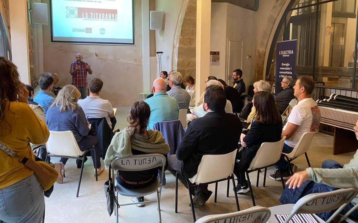 Una delegació d’alcaldes i del Govern de Navarra visita la cooperativa d'habitatges la Titaranya de Valls