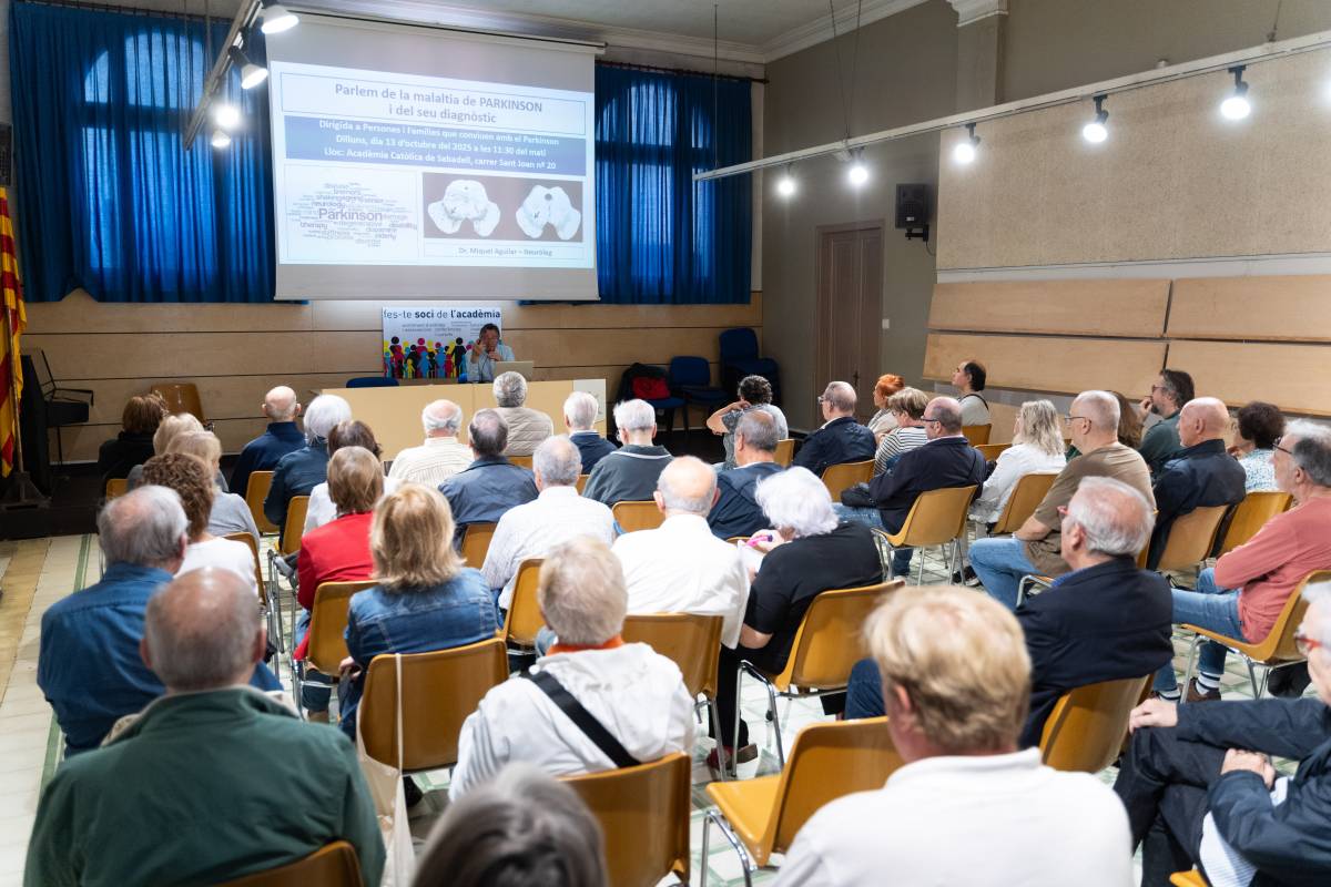 Desenes d`assistents a l`acte inaugural de la nova seu