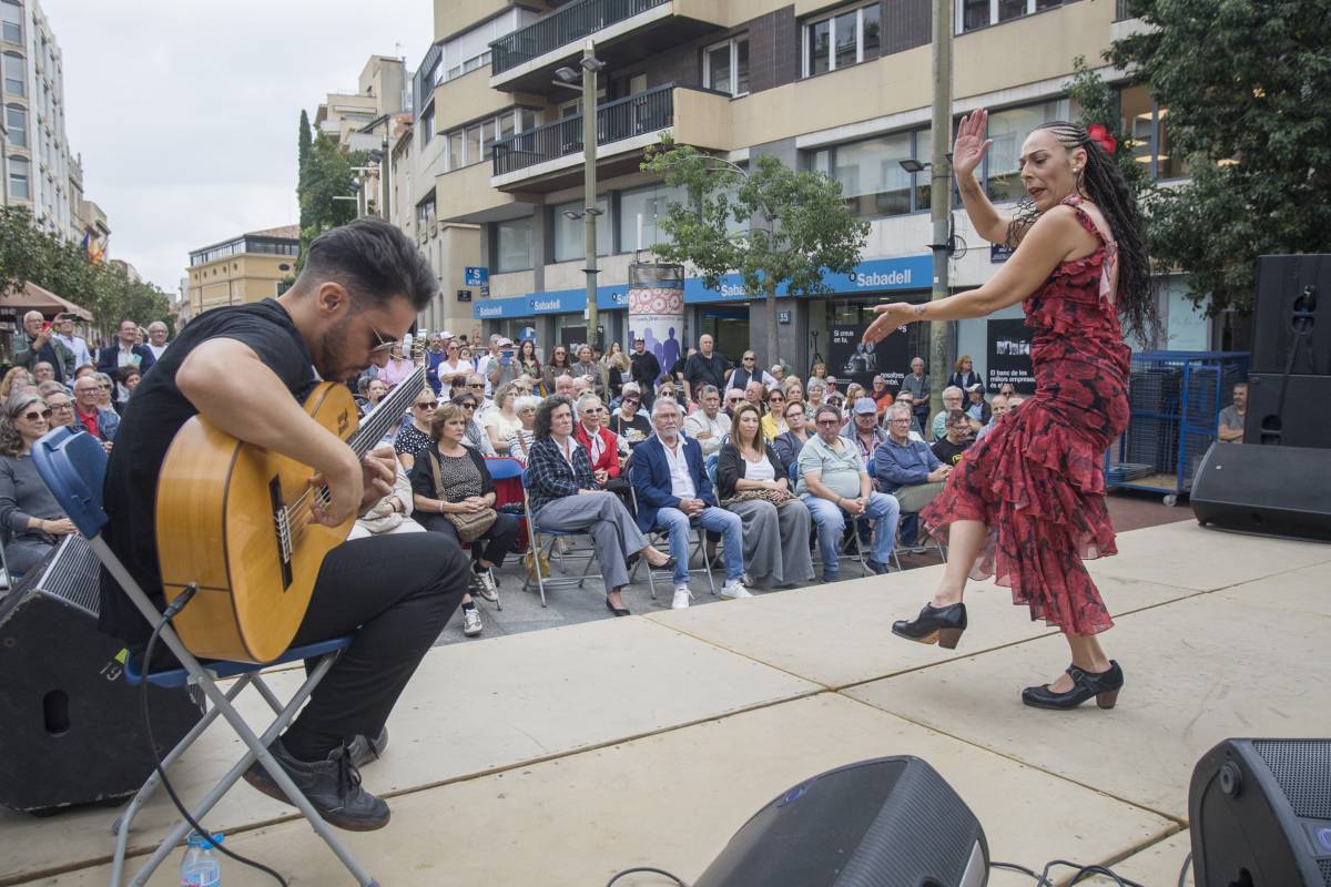 El guitarrista Jordi Prieto, amb la bailaora Verónica Herraiz durant el Flamenco en la Calle - Nebridi Aróztegui