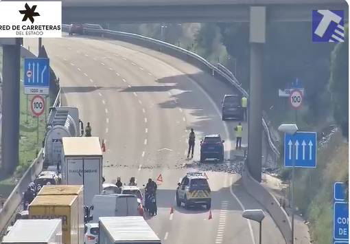 VÍDEO | Un camió ple de ferralla bolca la carrega a l'AP-7 des del pont que travessa l'autopista a Barberà