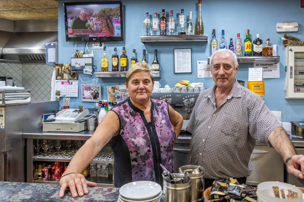 La Mercedes i en Rafael regenten el bar Mercat de la Creu Alta - JUANMA PELÁEZ La Mercedes i en Rafael regenten el bar Mercat de la Creu Alta