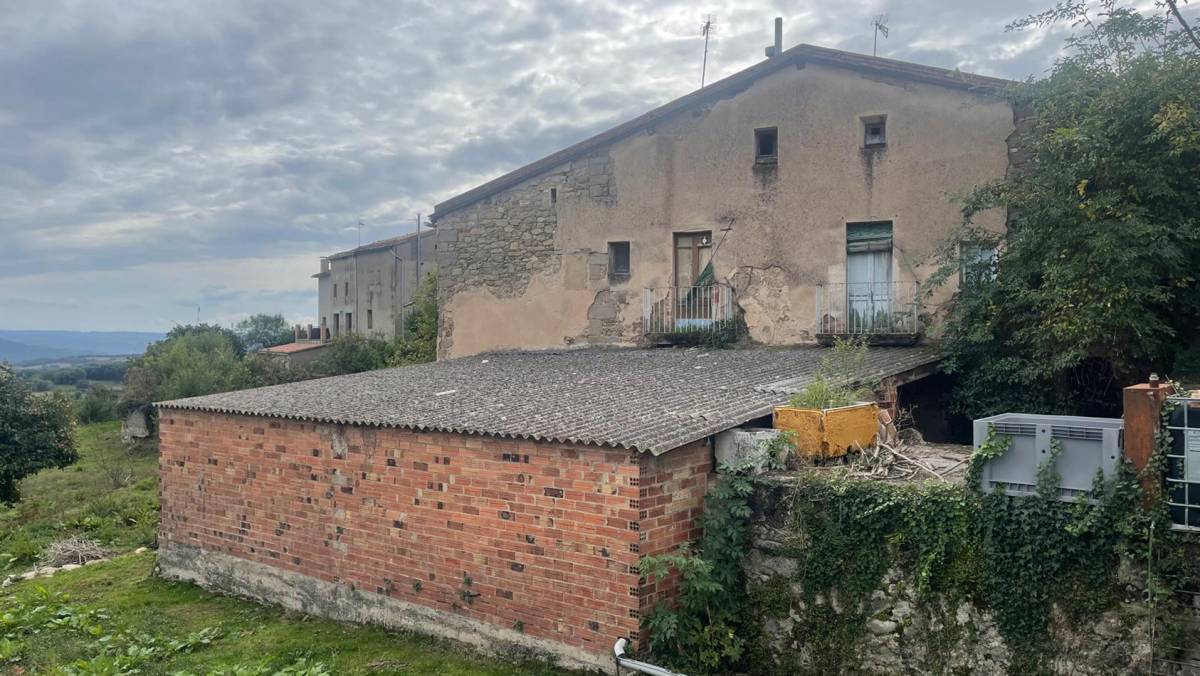 Avià compra tres finques del nucli històric per engegar la transformació del barri vell