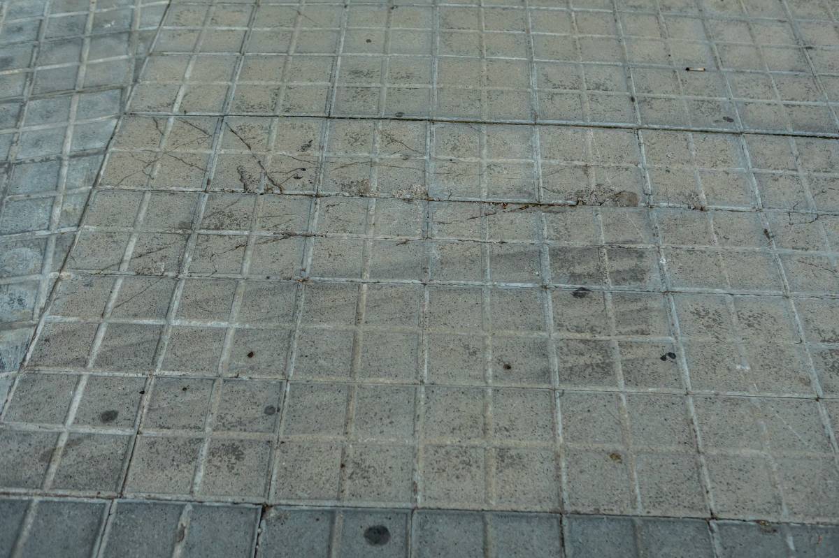 Les rajoles trencades, amb la marca del pneumàtic de camió - Juanma Peláez