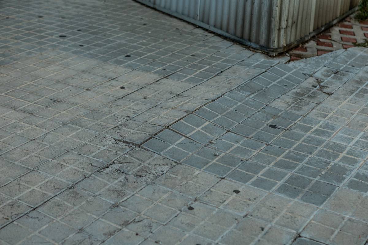 Les rajoles trencades a davant de l'edifici en qüestió - Juanma Peláez