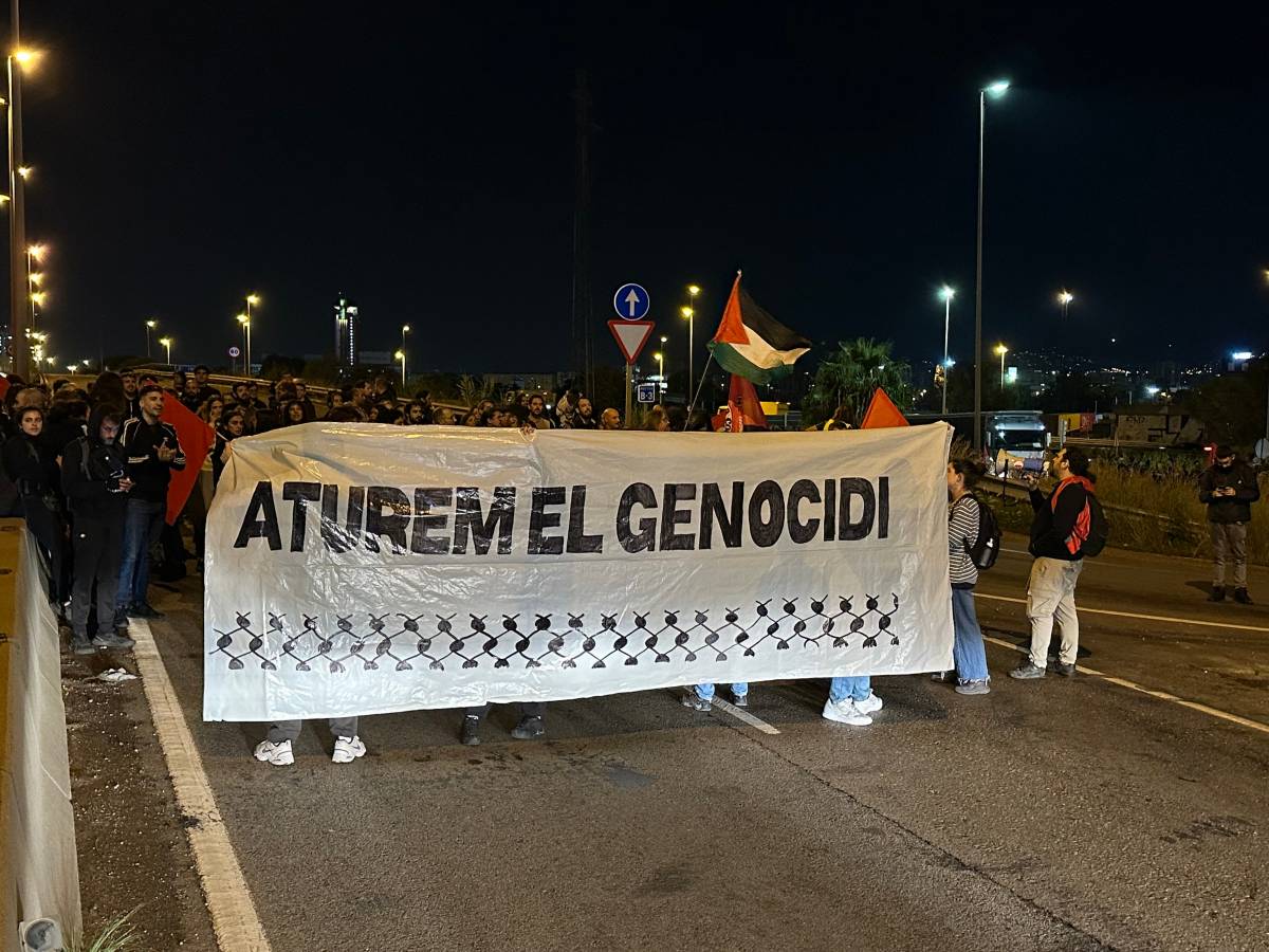Més d'un centenar de persones tallen els accessos a la Zona Franca amb motiu de la vaga per Palestina