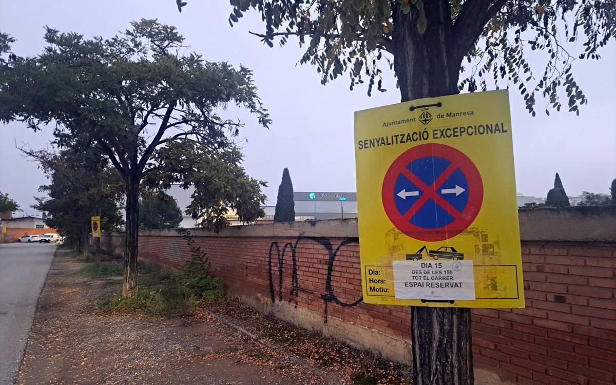 La grua municipal comença a retirar cotxes de l'aparcament del Nou Congost