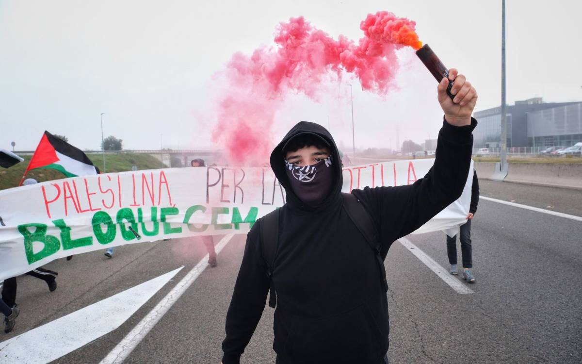 Vaga per Palestina: desenes de manifestants tallen la C-25 i la C-17 a Gurb. - Oriol Clavera Vaga per Palestina: desenes de manifestants tallen la C-25 i la C-17 a Gurb.