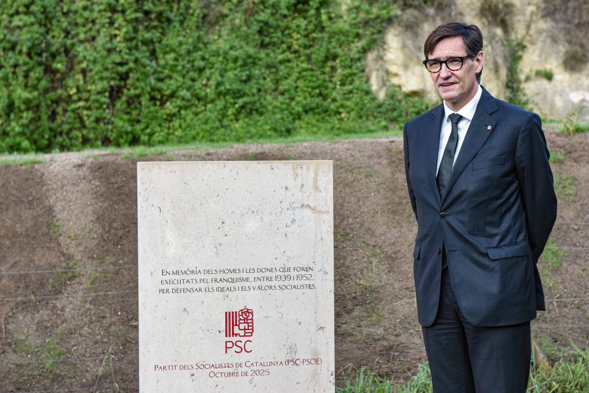 Salvador Illa, amb el nou monòlit del PSC al Fossar de la Pedrera