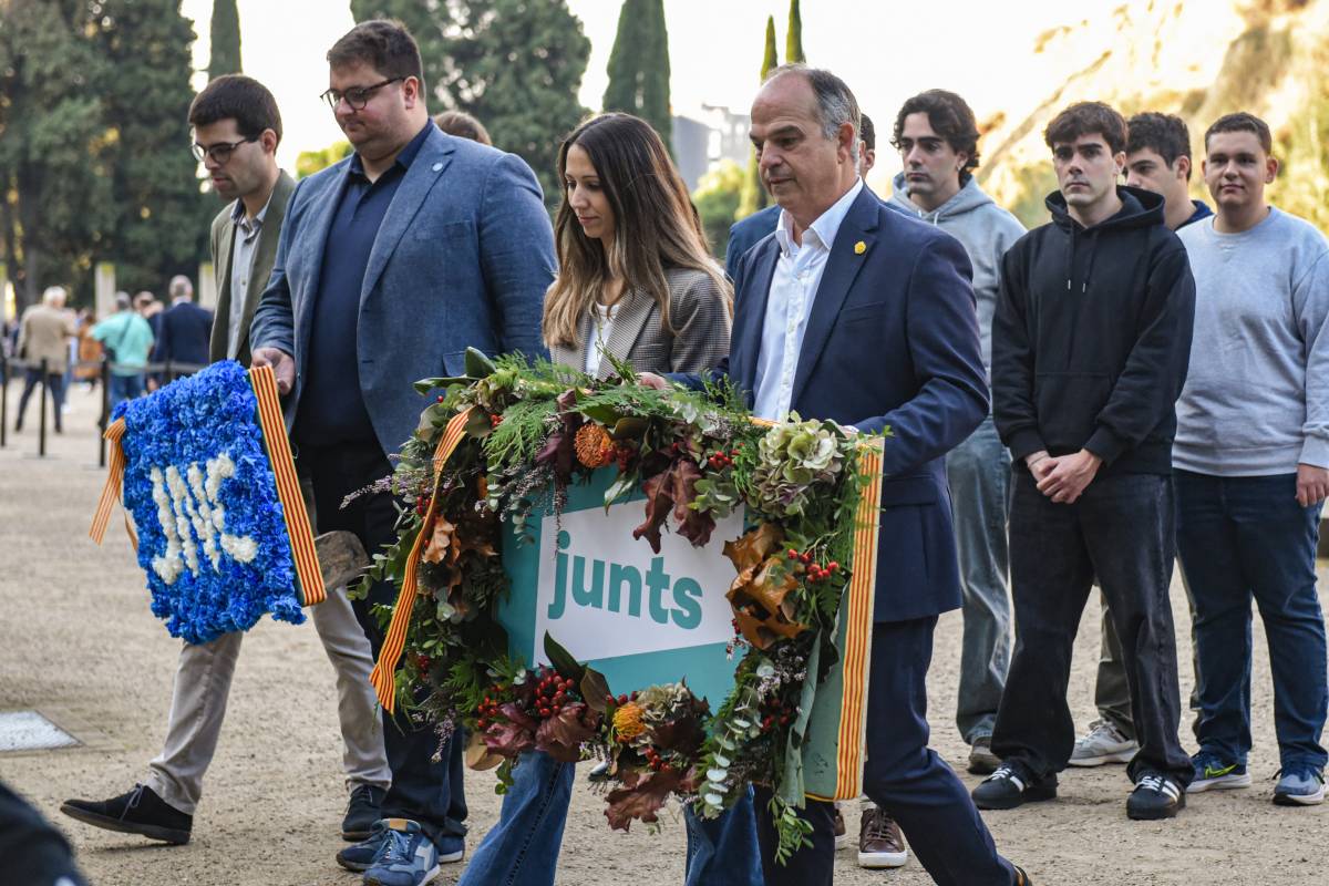 Jordi Turull i membres de Junts, a l`ofrena floral a la tomba de Lluís Companys