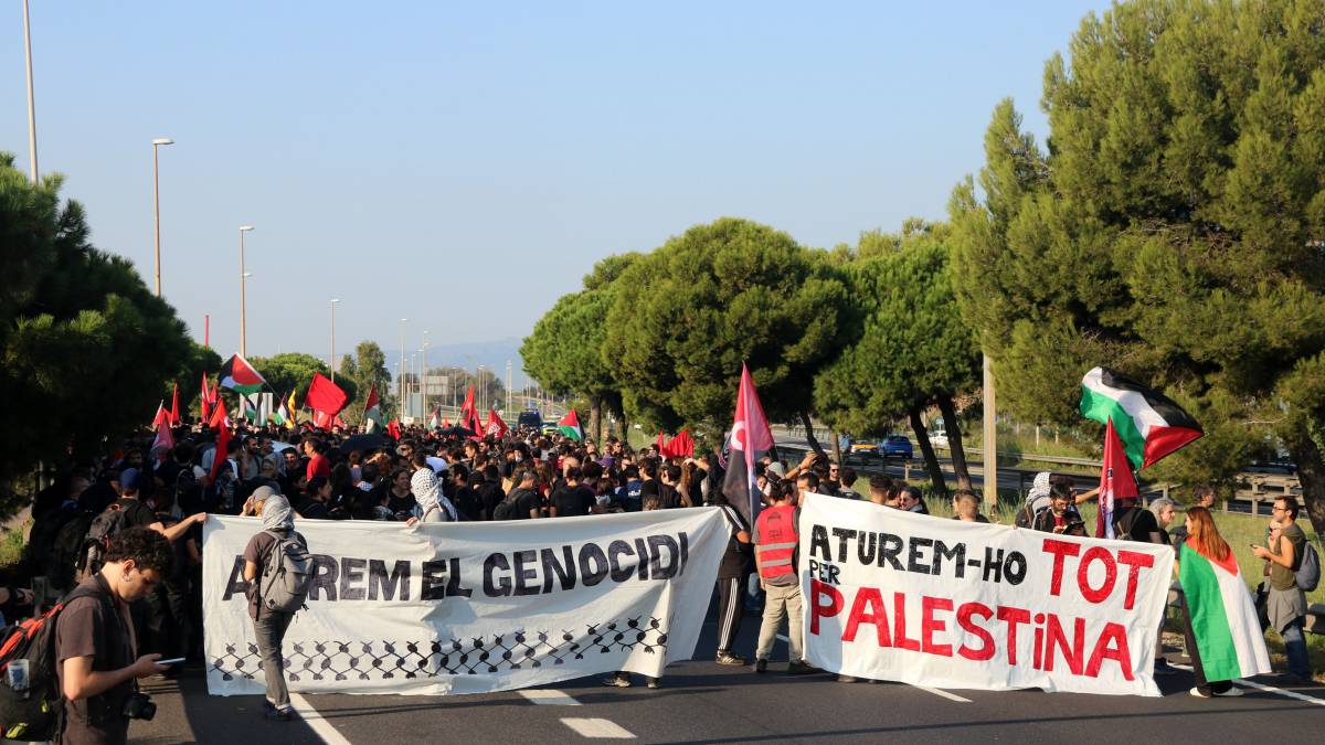 Els talls quilomètrics a les carreteres protagonitzen la vaga general per Palestina