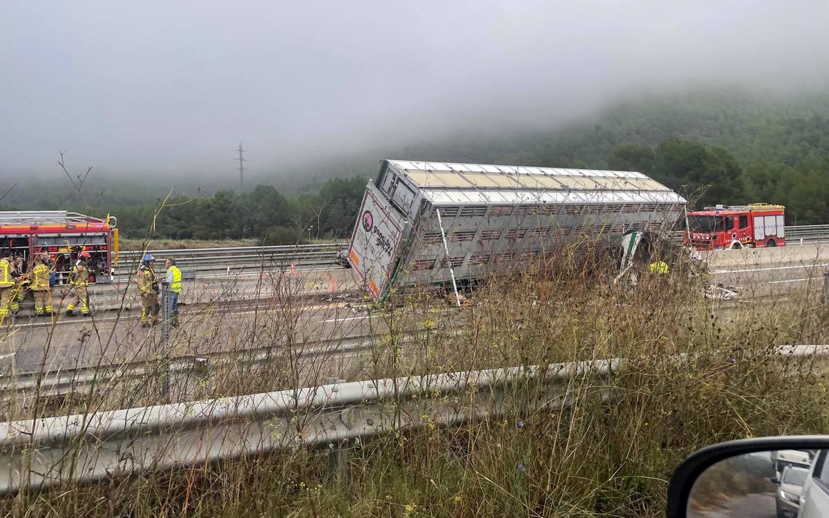 Un accident entre dos camions talla l'Eix Transversal a Rajadell i complica més la circulació