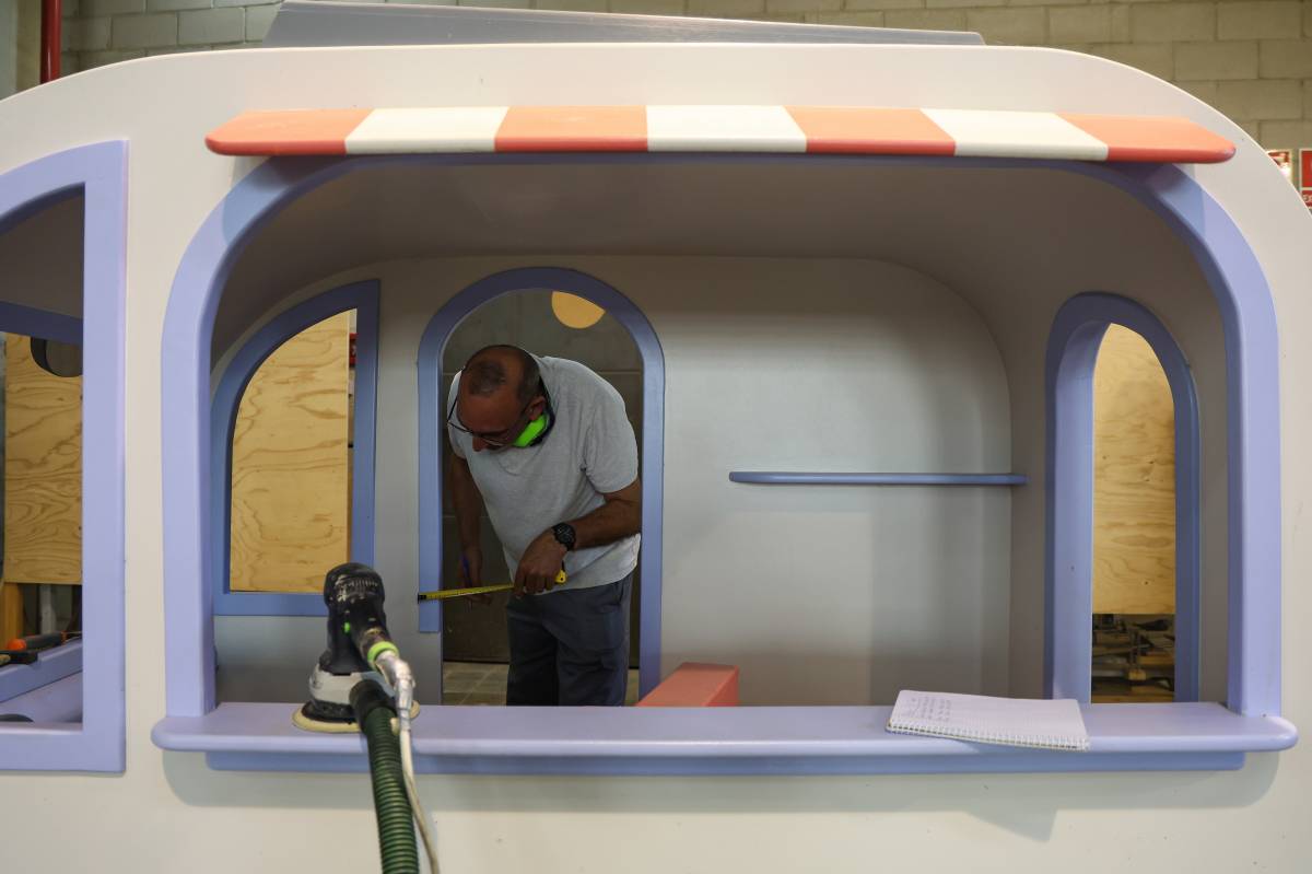 Un treballador amb el projecte del food truck - Victor Castillo Un treballador amb el projecte del food truck