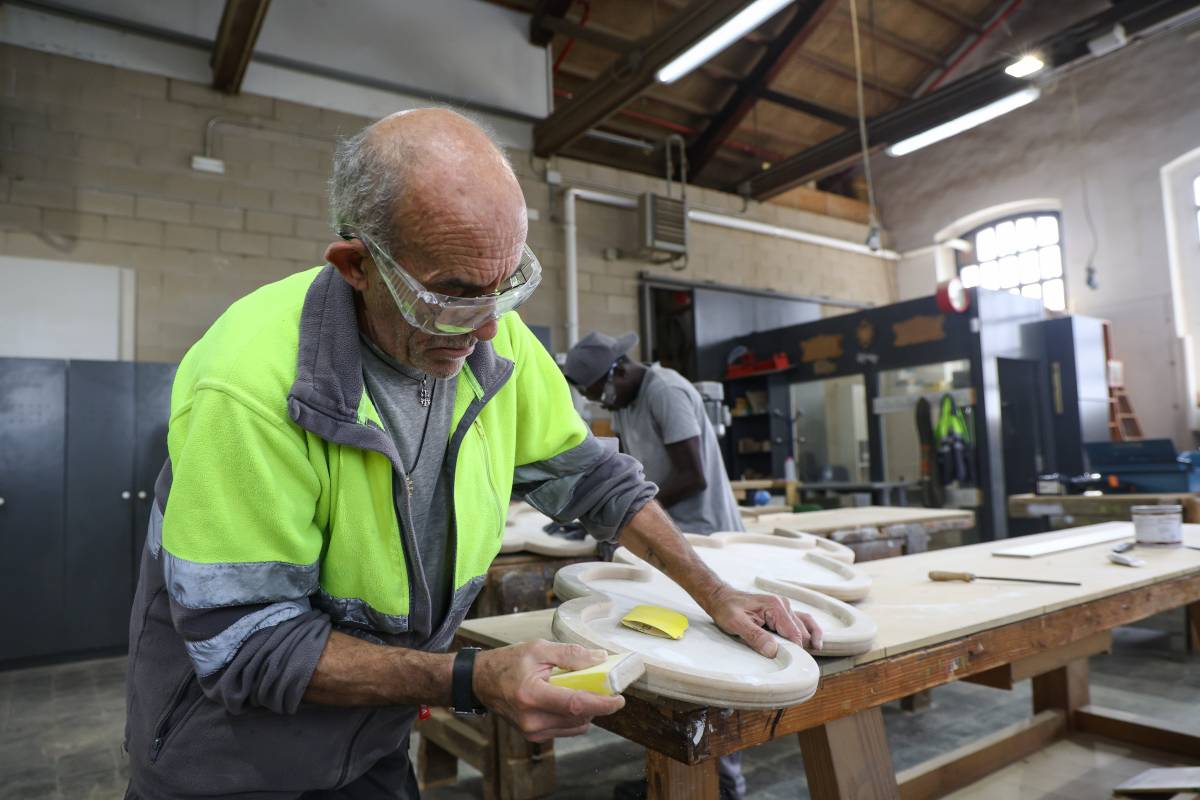 El taller de fusteria que decora el Nadal de Sabadell