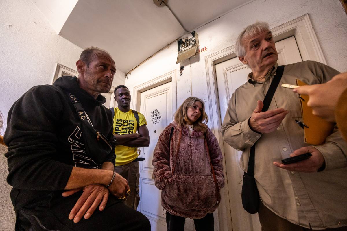 En Tino, amb membres de Ningú Sense Sostre - JUANMA PELÁEZ En Tino, amb membres de Ningú Sense Sostre