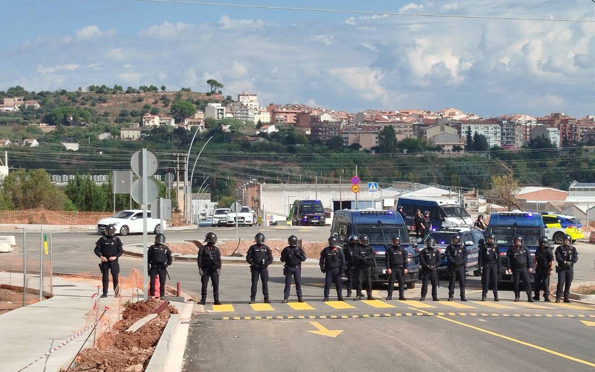 Cordó dels Mossos d`Esquadra a l`avinguda de l`Esport, a la part nord del Congost - Cedida Cordó dels Mossos d`Esquadra a l`avinguda de l`Esport, a la part nord del Congost