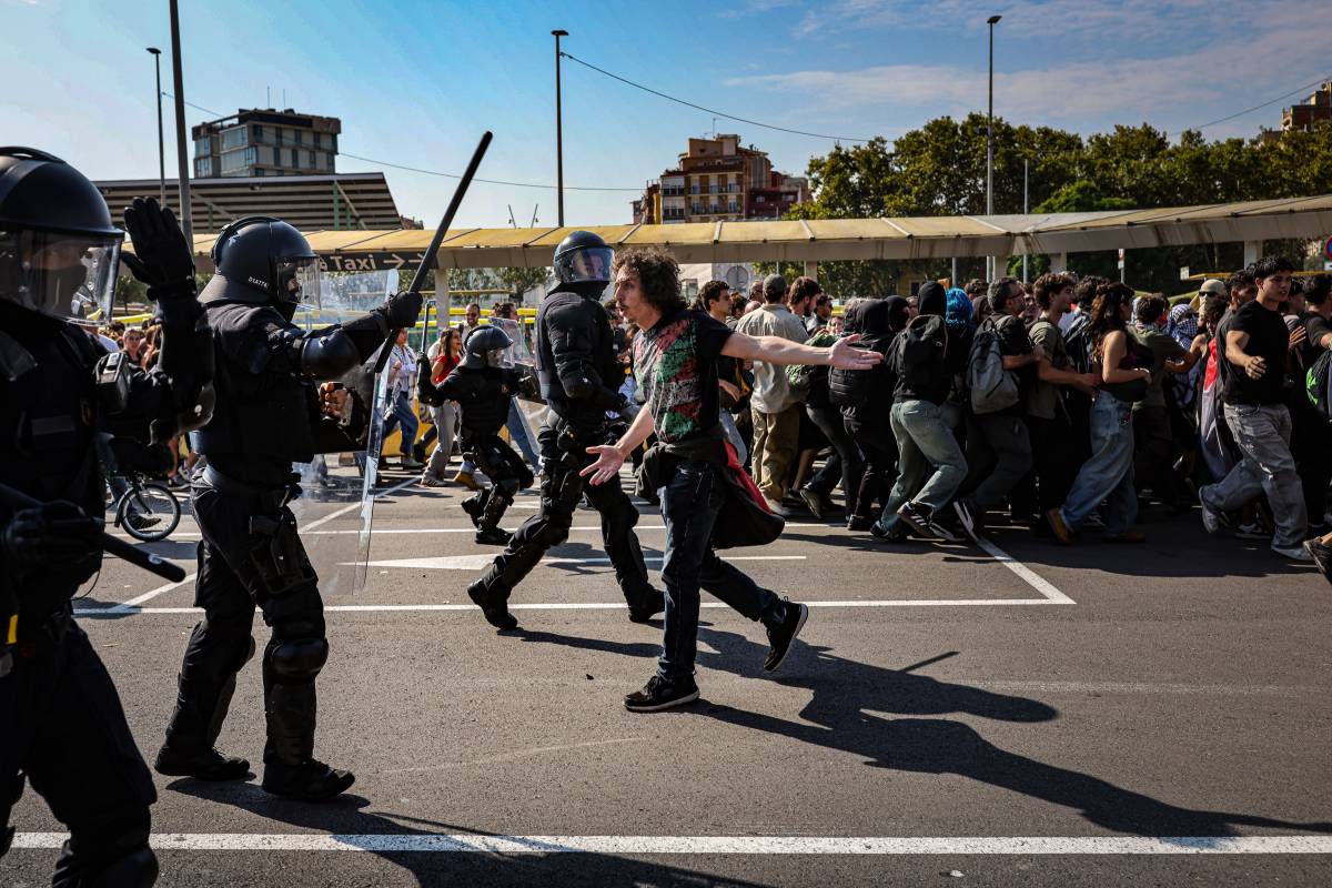 Càrregues dels Mossos i gas pebre a Sants per aturar les protestes contra el genocidi a Gaza