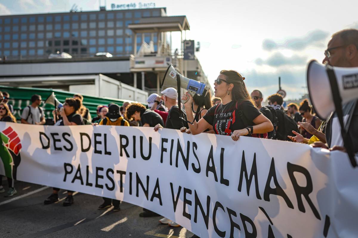 Càrregues dels Mossos i gas pebre a Sants per aturar les protestes contra el genocidi a Gaza
