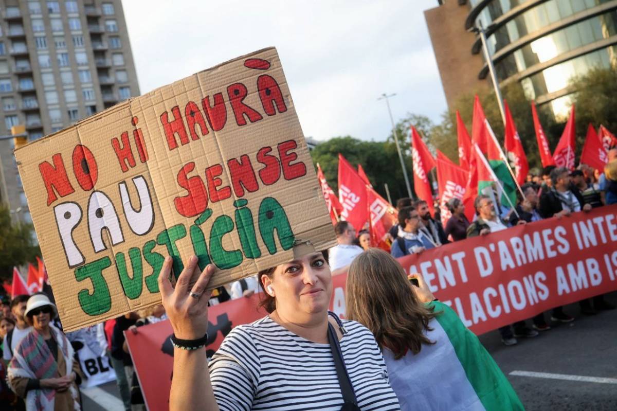 Tornen els contenidors en flames com a barricades a Barcelona: les protestes per Gaza encenen el carrer