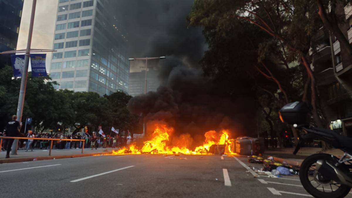 Tornen els contenidors en flames com a barricades a Barcelona: les protestes per Gaza encenen el carrer