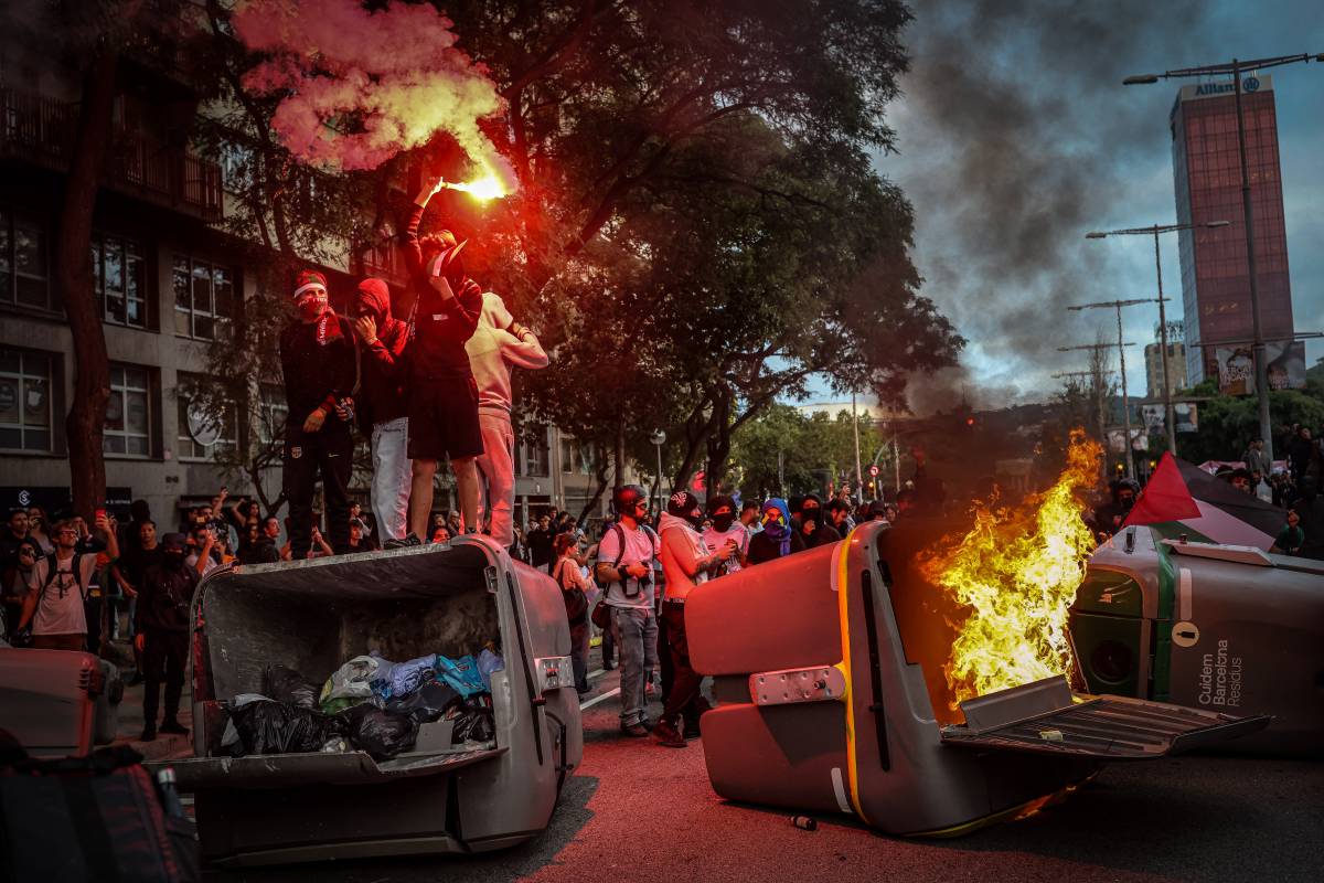 Les protestes per Gaza encenen els carrers de Barcelona: barricades i càrregues policials
