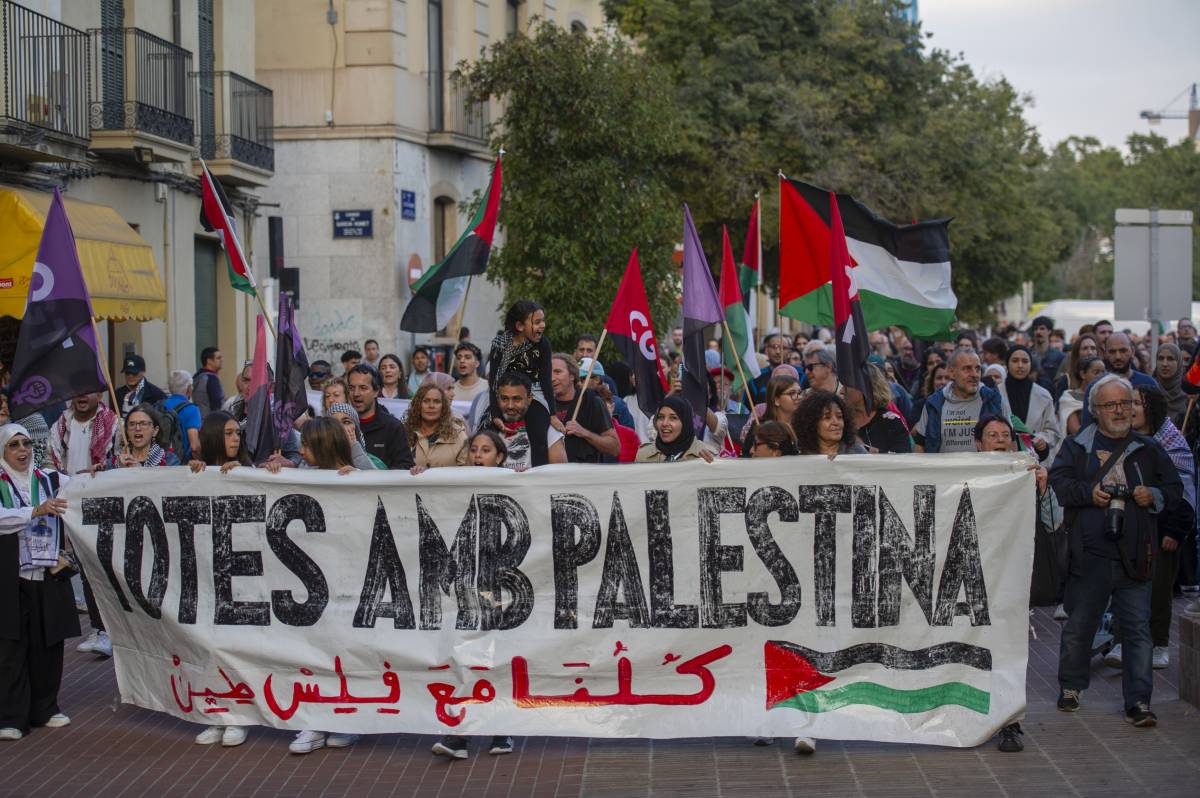 La mobilització de suport a Palestina ha reunit centenars de persones al centre de Terrassa - ALBERTO TALLÓN La mobilització de suport a Palestina ha reunit centenars de persones al centre de Terrassa