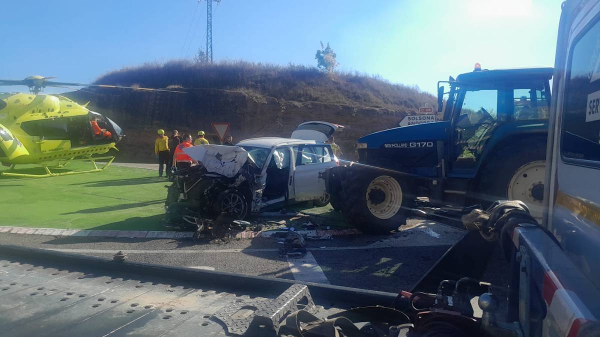 Un xoc entre un turisme i un tractor obliga a tallar la C-26, a Solsona