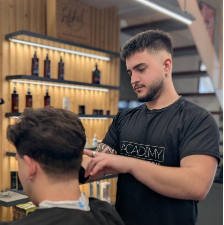 El barber distingit entre els millors del món que va començar tallant cabells al garatge de casa