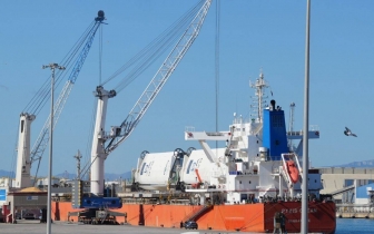 Arriba a Tarragona el primer vaixell de càrrega del món propulsat amb tecnologia eòlica