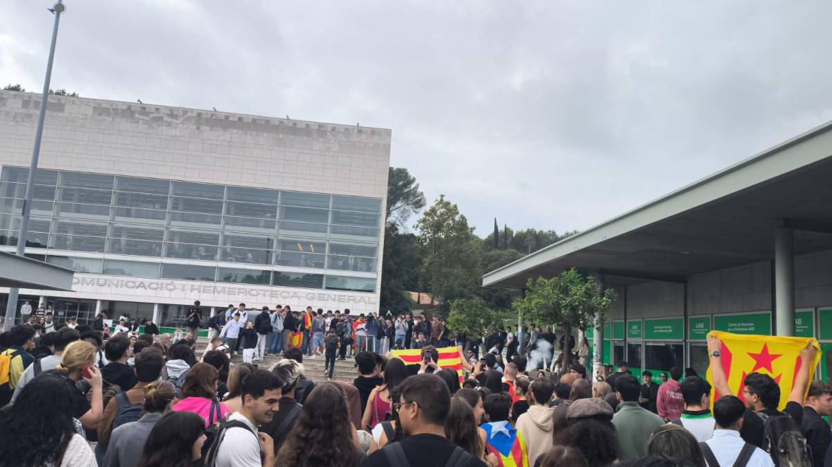 Protesta estudiantil multitudinària a la UAB contra l’agitador ultra Vito Quiles: «S’ha de confrontar la propaganda d’extrema dreta»