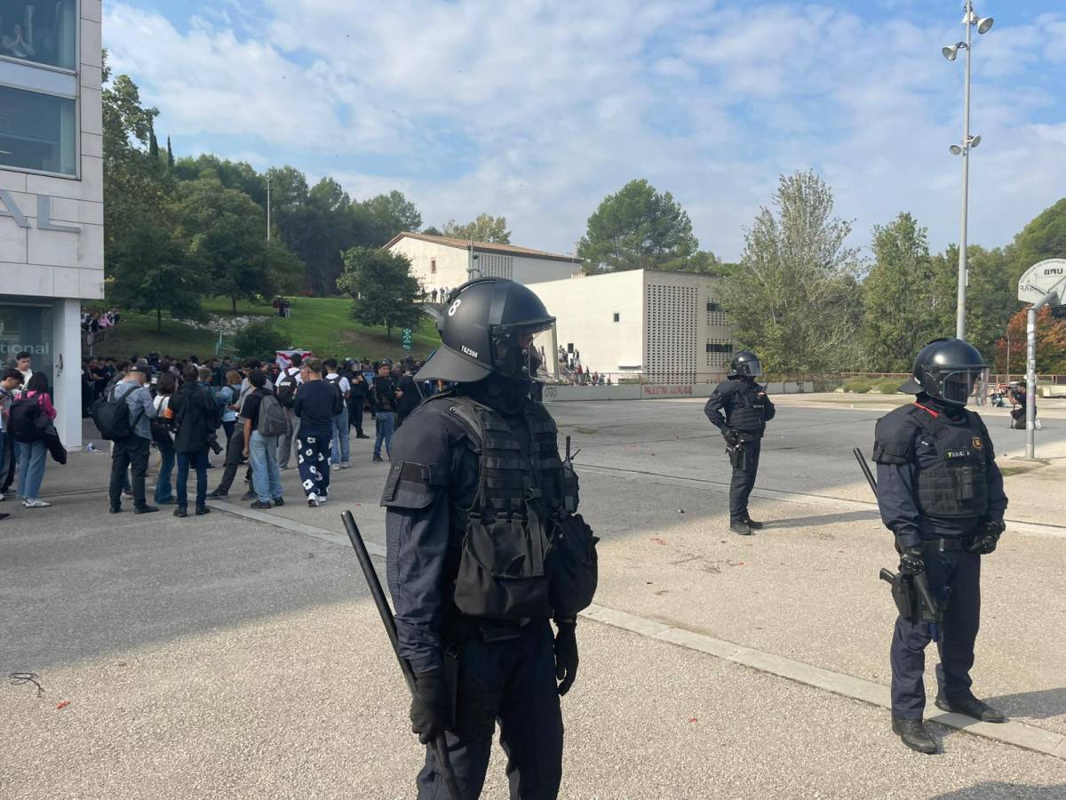 Les organitzacions antifeixistes i alumnes de la UAB buiden les aules per manifestar-se contra l’acte de S'ha Acabat amb Vito Quiles