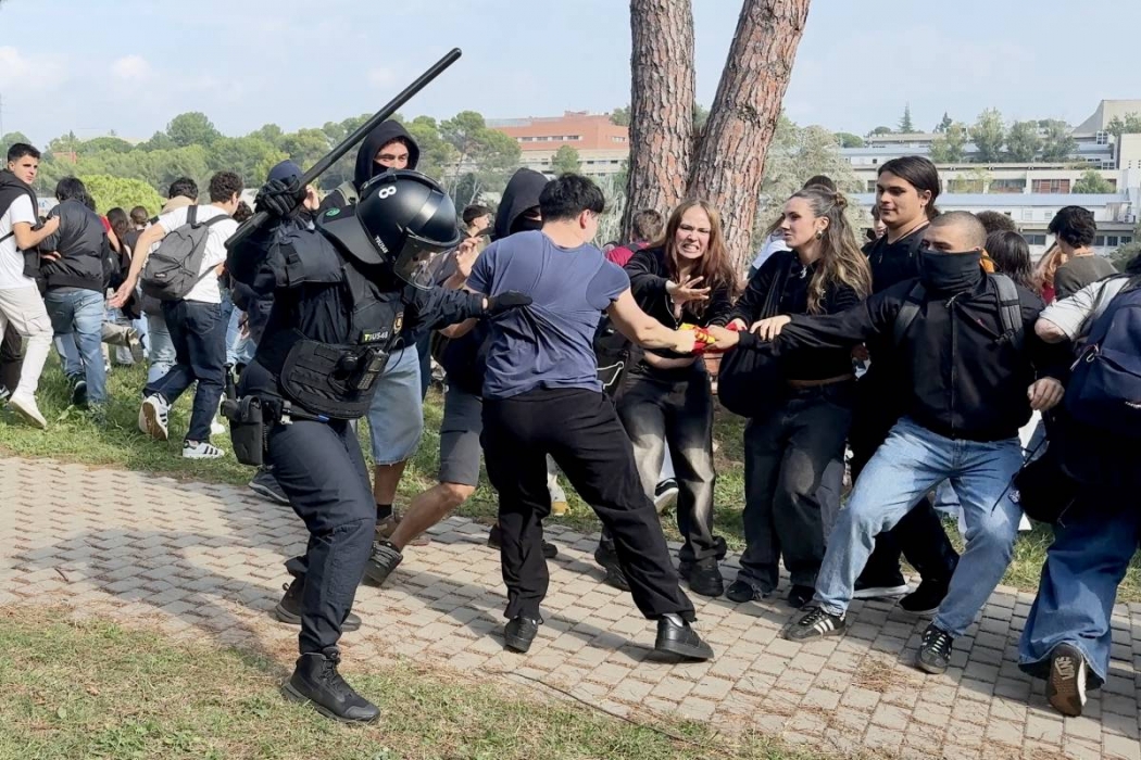 Protesta estudiantil multitudinària a la UAB contra l’agitador ultra Vito Quiles: «S’ha de confrontar la propaganda d’extrema dreta»